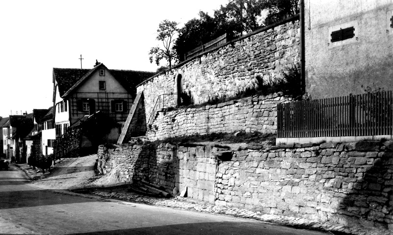 Kirchhofmauer an der alten Schule zur Hauptstraße hin